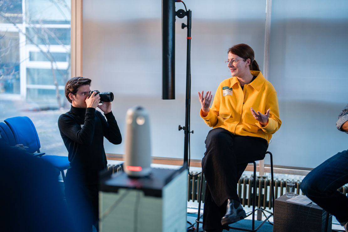 Cyber Valley CCO Rebecca Beiter takes part in the panel discussion at the opening of KI-Studios. Photo Ludmilla Parsyak © Fraunhofer IAO 